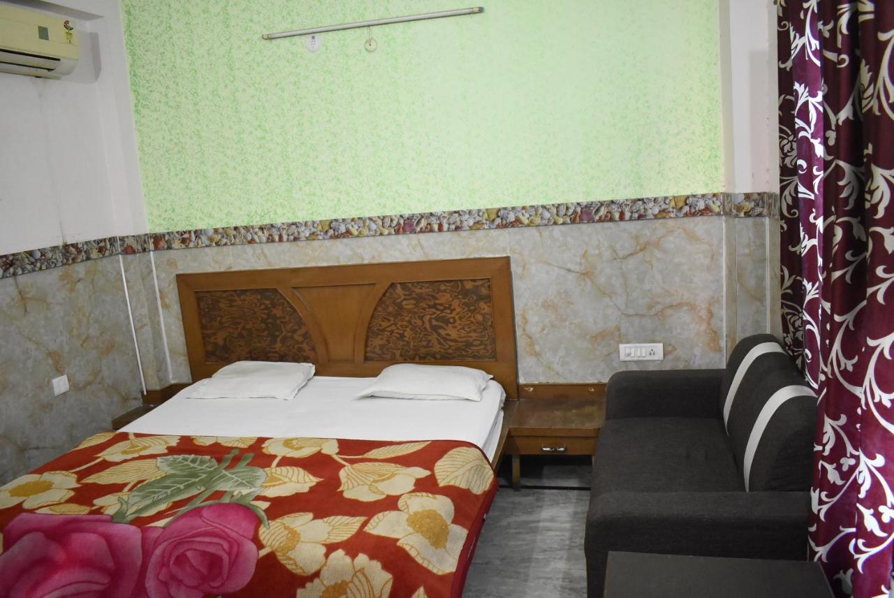 Hotel Shri Hari Palace By Wb Inn Vrindāvan Extérieur photo